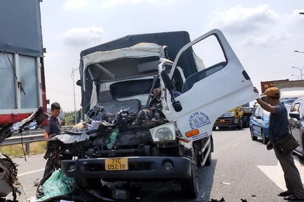 Sau cú va chạm khiến đầu xe tải bị bẹp rúm.