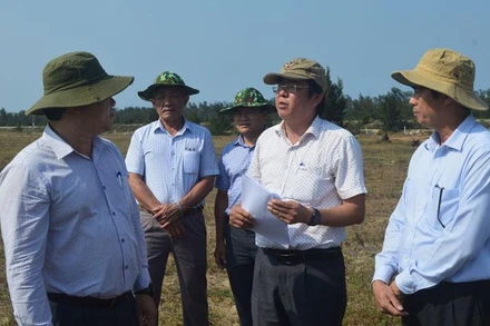 Lãnh đạo tỉnh Quảng Ngãi kiểm tra việc sử dụng đất ven biển ở huyện Mộ Đức.