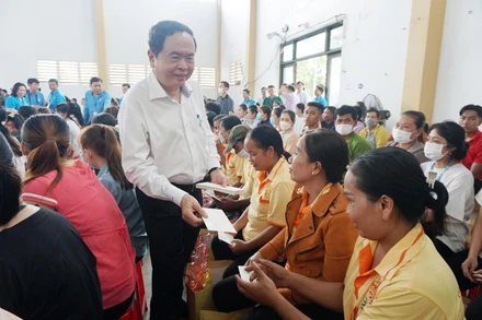 Đồng chí Trần Thanh Mẫn tặng quà chúc Tết công nhân, người lao động tại Sóc Trăng.