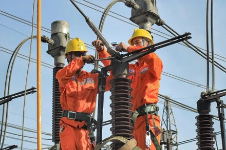 Vệ sinh xử lý tiếp xúc tại dao cách ly xuất tuyến đầu trạm 220kV Nam Định (E3.7).