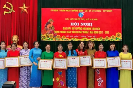 Khen thưởng các tập thể và cá nhân điển hình trong phong trào “Đền ơn đáp nghĩa”, giai đoạn 2017-2022.