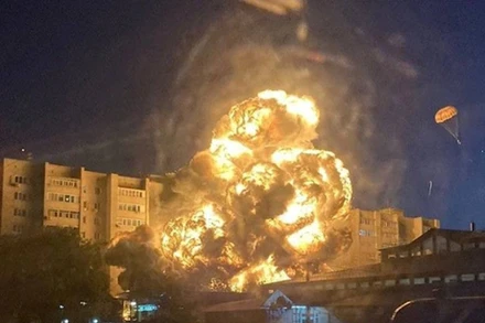 Khoảnh khắc Su-34 của Nga rơi xuống đất khiến nhiều người thương vong