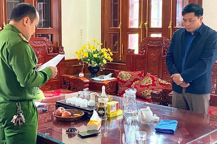 Cơ quan Công an thi hành Quyết định khởi tố bị can và lệnh cấm đi khỏi nơi cư trú đối với ông Nguyễn Ích Chánh.