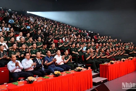 Các đại biểu dự Chương trình Gala “Vượt sóng vươn xa”.