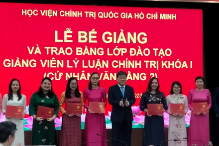 Lễ bế giảng lớp đào tạo giảng viên lý luận chính trị khóa I (2021-2023).