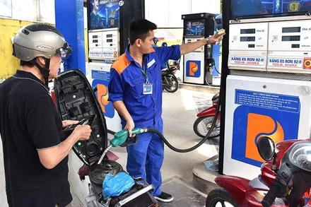 Sau trích lập quỹ bình ổn, giá xăng E5 RON92 và RON95 cùng đi ngang. (Ảnh: ANH SƠN)