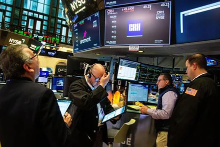 Hoạt động giao dịch tại sàn chứng khoán New York, Mỹ. (Ảnh: THX/TTXVN)