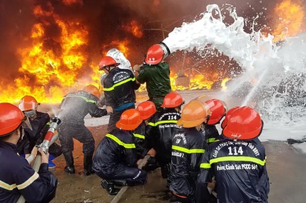 Lực lượng Cảnh sát phòng cháy, chữa cháy đang thực hiện nhiệm vụ cứu hộ, cứu nạn.