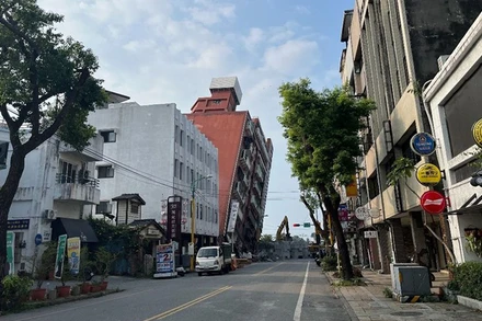 Tòa nhà bị đổ nghiêng sau trận động đất tại Hoa Liên, Đài Loan, Trung Quốc, ngày 4/4. (Ảnh: THX/TTXVN)