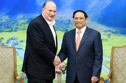 Thủ tướng Phạm Minh Chính (bên phải) tiếp ông Mark Tucker, Chủ tịch Tập đoàn Ngân hàng HSBC (Anh). (Ảnh: TRẦN HẢI)