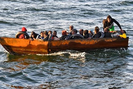 Thuyền chở người di cư ở ngoài khơi thành phố Sfax, miền nam Tunisia ngày 4/10/2022. (Ảnh: AFP/TTXVN)