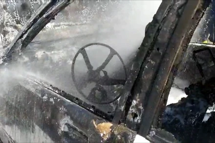 Phần đầu xe và nội thất gần như bị thiêu rụi hoàn toàn.