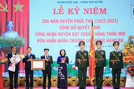 Lãnh đạo huyện Phúc Thọ đón nhận Quyết định công nhận đạt chuẩn nông thôn mới. (Ảnh: QUANG ANH)