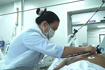 Sau 14 ngày điều trị, tình hình sức khỏe của hai anh em ruột ngộ độc botulinum liệt cơ, diễn tiến bệnh xấu hơn, tăng dần.