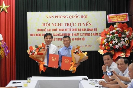 Các đồng chí lãnh đạo Cục Quản trị III-Văn phòng Quốc hội nhận quyết định bổ nhiệm.