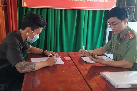 Ông N.T.B.D. làm việc với cơ quan chức năng.