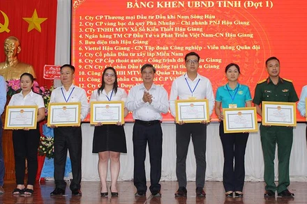 Tặng Bằng khen của Ủy ban nhân dân tỉnh Hậu Giang cho các doanh nghiệp.
