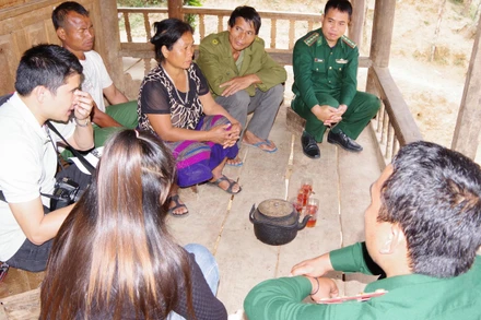 Bộ đội Biên phòng và già làng, trưởng bản tổ chức tuyên truyền pháp luật đến từng hộ đồng bào ở vùng biên giới.