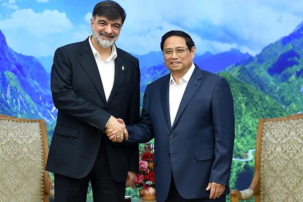 Thủ tướng Phạm Minh Chính (bên phải) tiếp Chuẩn tướng Ahmad Reza Radan, Tư lệnh Bộ Thực thi pháp luật Iran.