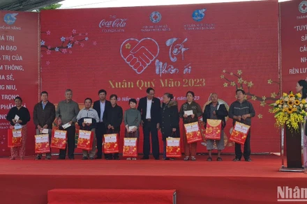 Phó Chủ tịch Quốc hội Trần Quang Phương tham dự và tặng quà cho hộ nghèo tại chương trình “Tết nhân ái” tại Đà Nẵng.