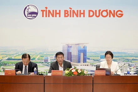 Các đại biểu chủ trì hội thảo.