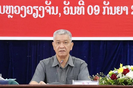 Đồng chí Anouphap Tounalom, Bí thư Trung ương Đảng Nhân dân Cách mạng Lào, Bí thư Thành ủy, Chủ tịch Hội đồng nhân dân thành phố Vientiane chủ trì lễ kỷ niệm. (Ảnh: LÊ DUY TOÀN)