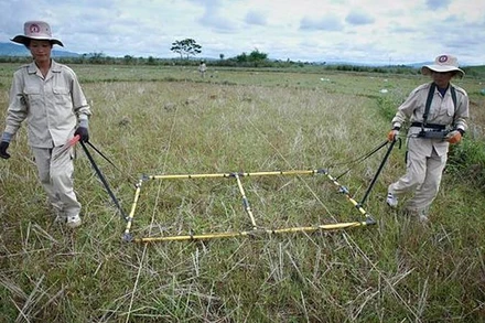 Rà phá bom, mìn và vật liệu nổ còn sót lại từ chiến tranh tại Lào. (The Diplomat)