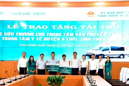 Đại diện Trung tâm Vận chuyển cấp cứu 115 và Trung tâm Y tế huyện A Lưới tiếp nhận xe cứu thương từ nhà tài trợ.
