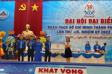 Trao tặng 10 thư viện sách cho thiếu nhi thành phố.