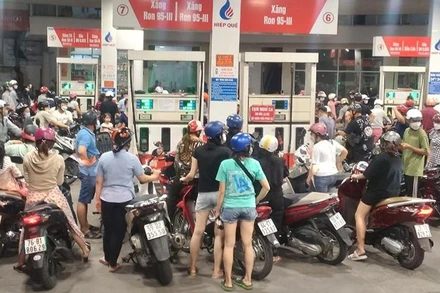 Nhiều cửa hàng xăng, dầu lân cận nghỉ bán, người dân tập trung rất đông tại cửa hàng xăng, dầu Hiệp Quế Lâm (đường Bình Long, quận Tân Phú, Thành phố Hồ Chí Minh) vào tối 9/10. (Ảnh: TẤN HAY)