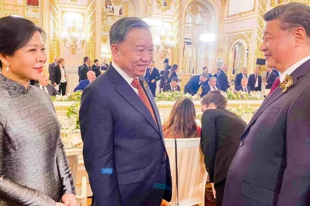 Tổng Bí thư Tô Lâm và Phu nhân gặp Tổng Bí thư, Chủ tịch Trung Quốc Tập Cận Bình tại tiệc chiêu đãi trọng thể trưởng đoàn các nước và khách mời danh dự tham dự Lễ kỷ niệm 80 năm Ngày Chiến thắng trong Chiến tranh Vệ quốc vĩ đại ngày 8/5 (giờ địa phương). (Ảnh: baoquocte.vn)