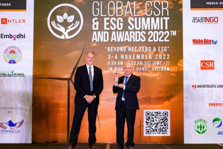 Ông Trịnh Quốc Dũng, Giám đốc Điều hành Vinamilk đại diện nhận các giải thưởng tại Hội nghị.