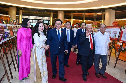 Chủ tịch Quốc hội Vương Đình Huệ và các đại biểu dự buổi lễ.