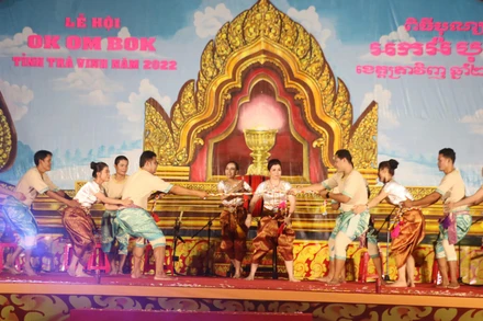 Tiết mục múa chào mừng đêm hội Ok Om Bok tỉnh Trà Vinh.