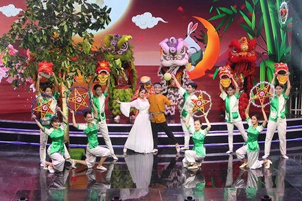 Các em thiếu niên, nhi đồng xem một tiết mục múa.