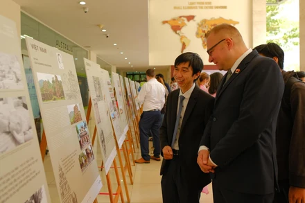 Các đại biểu tham quan triển lãm.