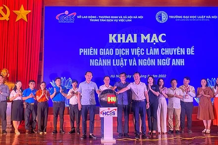 Khai mạc Phiên giao dịch việc làm chuyên đề ngành luật và ngôn ngữ Anh với sự tham dự của lãnh đạo Trung tâm Dịch vụ việc làm Hà Nội và Trường Đại học Luật Hà Nội.