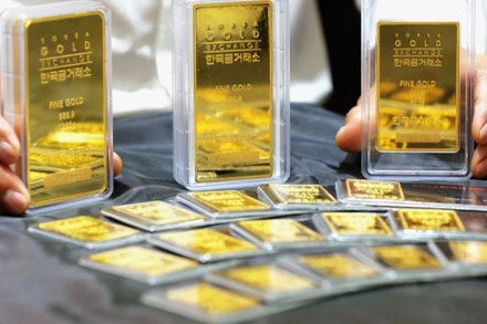 Vàng miếng được trưng bày tại sàn giao dịch ở Seoul, Hàn Quốc. Ảnh: (Yonhap/TTXVN)