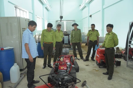 Ban Chỉ huy phòng cháy, chữa cháy rừng huyện U Minh Thượng kiểm tra trang thiết bị về phòng cháy tại Vườn quốc gia U Minh Thượng.