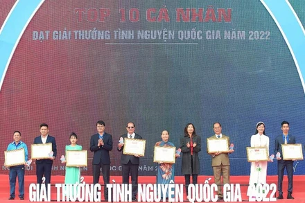 Đồng chí Bùi Quang Huy, Ủy viên dự khuyết Trung ương Đảng, Bí thư thứ nhất Trung ương Đoàn (thứ 5 từ trái sang) trao Giải thưởng Tình nguyện quốc gia năm 2022 tặng 10 cá nhân tiêu biểu. 