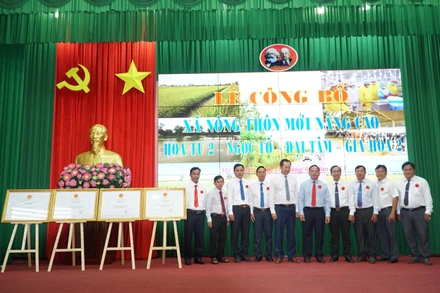 Lãnh đạo UBND tỉnh Sóc Trăng trao bằng công nhận bốn xã đạt chuẩn xã nông thôn mới nâng cao.