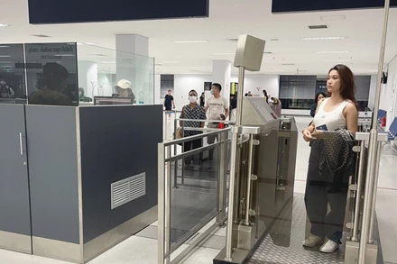 Khách nhập cảnh vào Lào không cần xuất trình Giấy chứng nhận tiêm vaccine và xét nghiệm Covid-19 kể từ ngày 23/12/2022. (Ảnh: TRỊNH DŨNG)