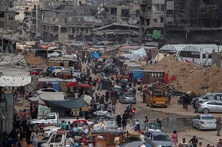 Người dân Palestine sơ tán tránh xung đột tại Khan Younis, Dải Gaza, ngày 2/7/2024. (Ảnh: THX/TTXVN)