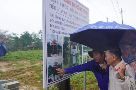 Ban liên lạc cựu chiến binh K10 kiểm tra tiến độ thi công.