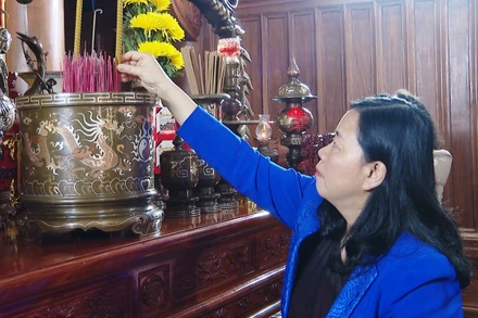 Đồng chí Trưởng ban Dân vận Trung ương dâng hương Đền thờ Bác Hồ và các Anh hùng liệt sĩ tỉnh Quảng Bình.