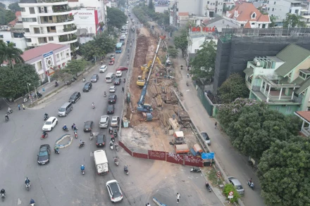 Dự án xây dựng cầu vượt tại nút giao An Dương-đường Thanh Niên (Hà Nội) giai đoạn 2 tiếp tục được triển khai sau thời gian tạm dừng để giải quyết các thủ tục vướng mắc. (Ảnh: DUY LINH)