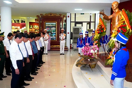 Lãnh đạo tỉnh và các ban, ngành tổ chức dâng hoa lên Bác tại Bảo tàng Hồ Chí Minh tỉnh.
