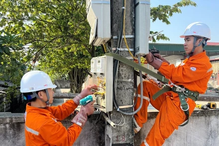 Lắp đặt công-tơ điện.