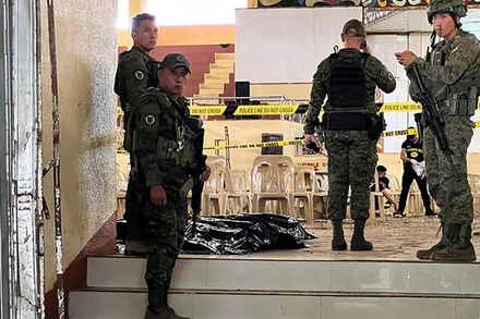 Lực lượng an ninh gác tại hiện trường vụ nổ ở cơ sở giáo dục thể chất và thể thao của Đại học bang Mindanao, thành phố Marawi, Philippines, ngày 3/12/2023. (Ảnh: AFP/TTXVN)