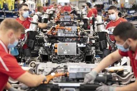 Công nhân làm việc trên dây chuyền lắp ráp xe ôtô của hãng Porsche ở Stuttgart, miền Nam Đức, ngày 12/5/2020. (Ảnh: AFP/TTXVN)